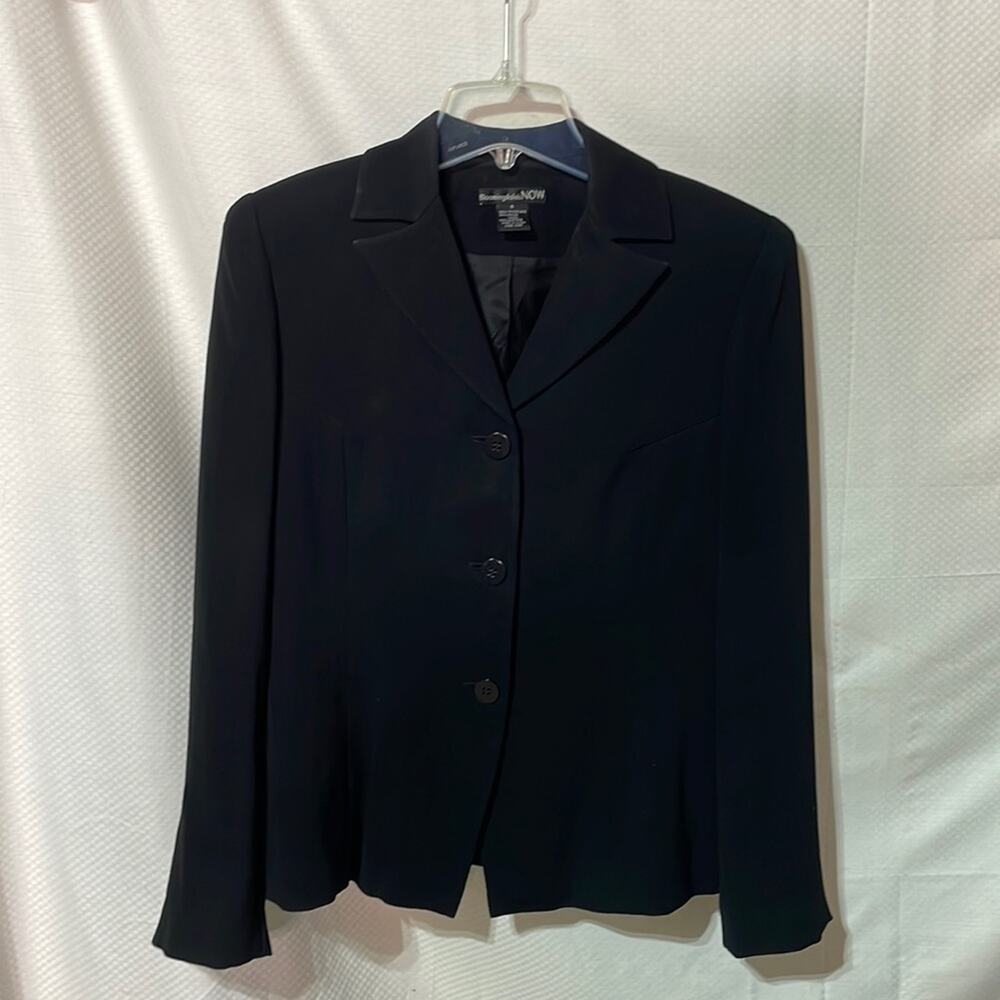 Bloomingdale’sNow 8 black blazer 3 button down cut away front euc